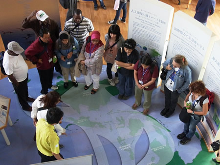 写真:平成22年(2010年)藤前干潟でのエクスカーションの様子