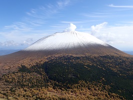 頂上が雪で覆われている浅間山