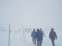 霧や雪で数m先が見えなくなることがあります